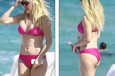 Ca sỹ Anh gợi cảm trên biển