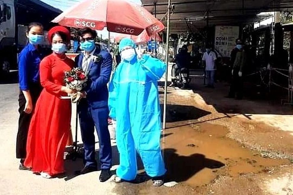 Lễ cưới tại chốt kiểm dịch, cô dâu chú rể trao sính lễ rồi... ai về nhà nấy - 4 Lễ cưới tại chốt kiểm dịch, cô dâu chú rể trao sính lễ rồi... ai về nhà nấy - 4