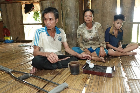 Thương cảnh người phụ nữ nghèo mòn mỏi "gánh" chồng, con trên đôi vai gầy