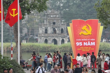 Trang hoàng đường phố tuyên truyền dịp kỷ niệm 95 năm Ngày thành lập Đảng