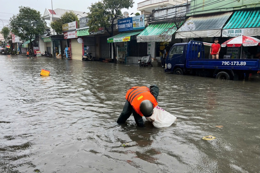 Mưa lớn diện rộng, nhiều hộ dân ở Khánh Hòa phải sơ tán khẩn cấp - 3 Mưa lớn diện rộng, nhiều hộ dân ở Khánh Hòa phải sơ tán khẩn cấp - 3