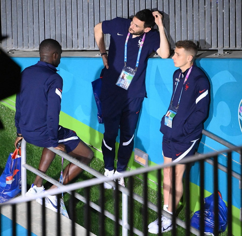 Đội tuyển Pháp buồn não nề về nước sau khi bị loại sốc ở Euro 2020 - 4 Đội tuyển Pháp buồn não nề về nước sau khi bị loại sốc ở Euro 2020 - 4