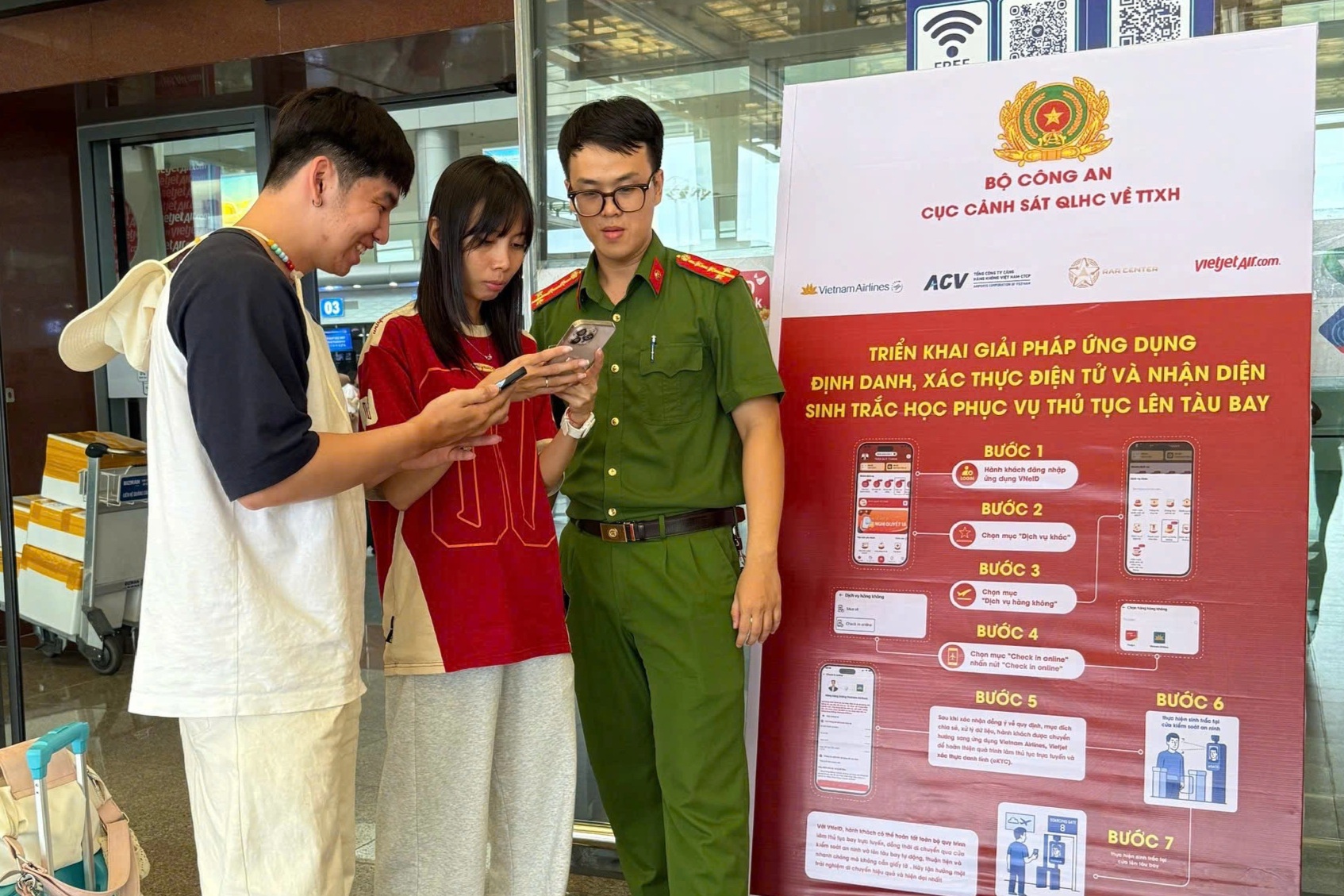 Hơn 25.000 lượt khách sử dụng dịch vụ hàng không trên VNeID - 1
