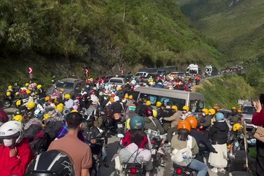 Tắc đường ở dốc Thẩm Mã vì lượng khách du lịch quá đông