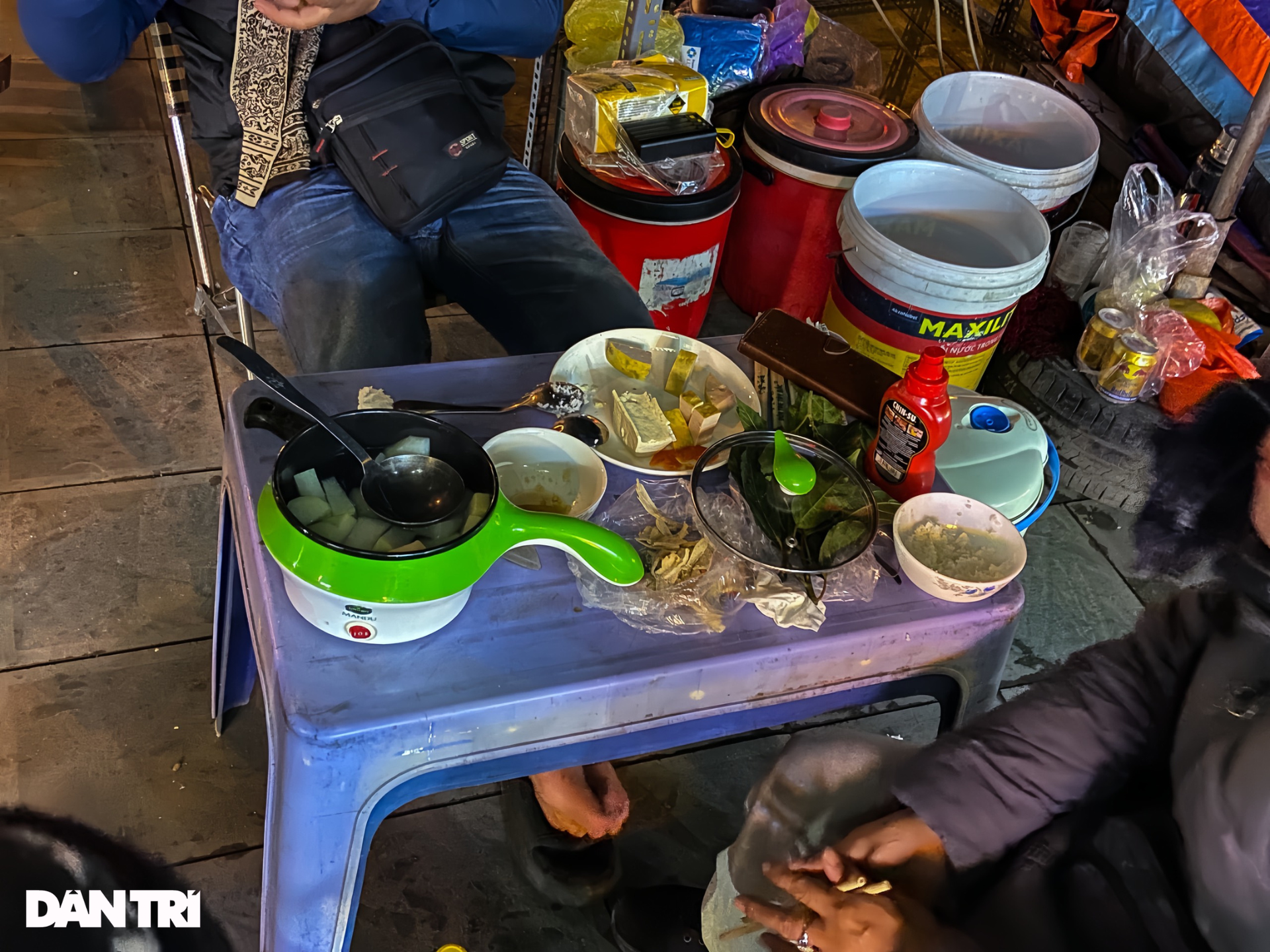 Tiểu thương thấp thỏm trông hoa Tết những đêm rét kỷ lục tại Hà Nội - 7 Tiểu thương thấp thỏm trông hoa Tết những đêm rét kỷ lục tại Hà Nội - 7