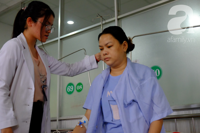 Thương cảnh bé trai 12 tuổi xin nghỉ học, một mình chăm sóc mẹ bị ung thư buồng trứng, tiểu đường nặng trong viện - Ảnh 5. Thương cảnh bé trai 12 tuổi xin nghỉ học, một mình chăm sóc mẹ bị ung thư buồng trứng, tiểu đường nặng trong viện - Ảnh 5.