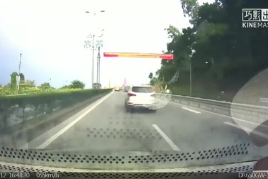 Xe SUV lật nghiêng sau va chạm nhẹ với xe đi trước