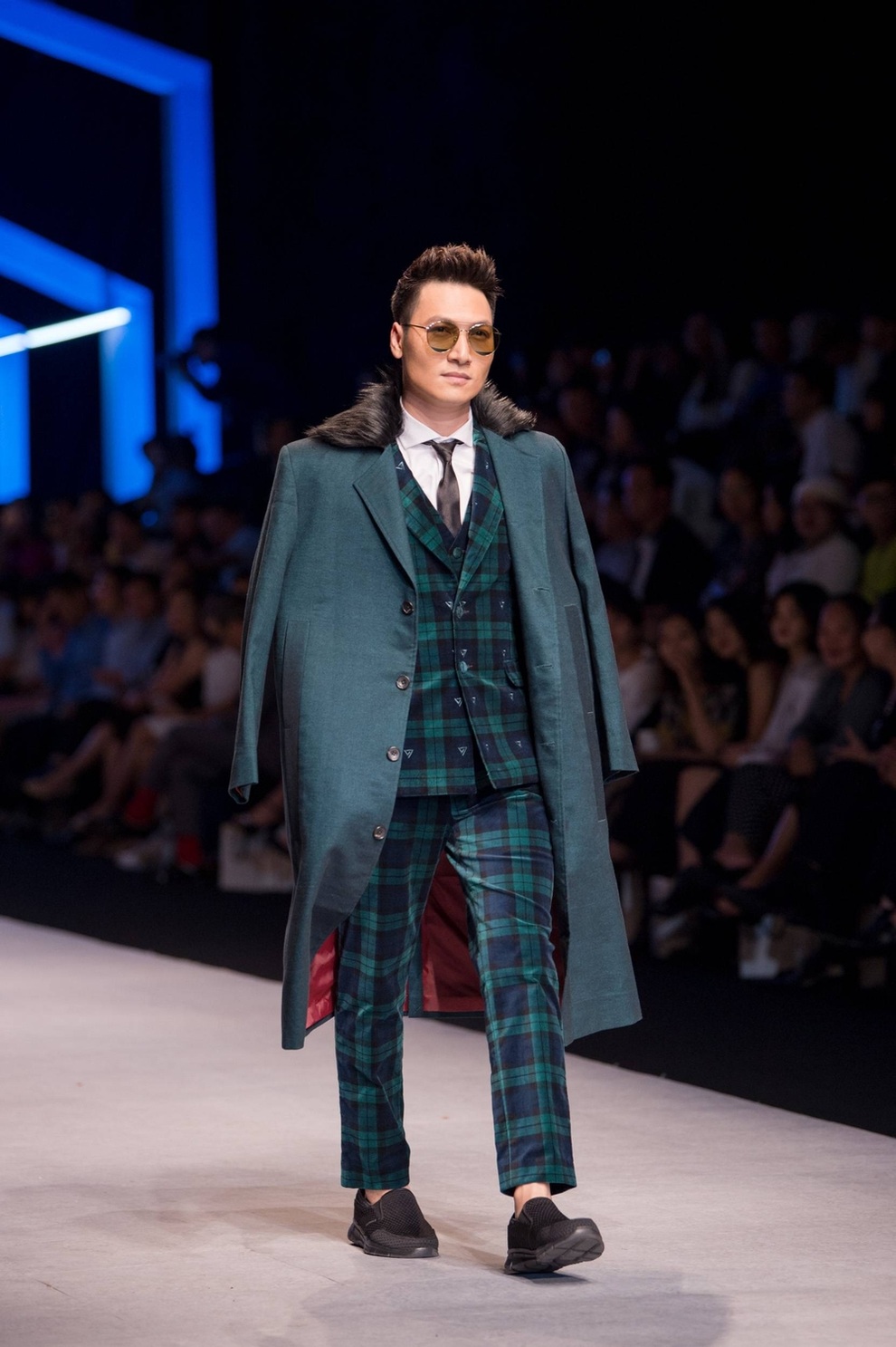 Khi NSND Như Quỳnh, Phương Oanh đi catwalk, bá đạo hơn là Mạnh Trường - 5 Khi NSND Như Quỳnh, Phương Oanh đi catwalk, bá đạo hơn là Mạnh Trường - 5