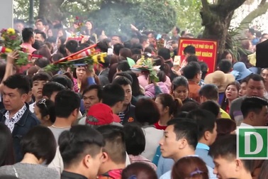 Phủ Tây Hồ chật cứng người trong ngày đi làm đầu tiên sau nghỉ Tết