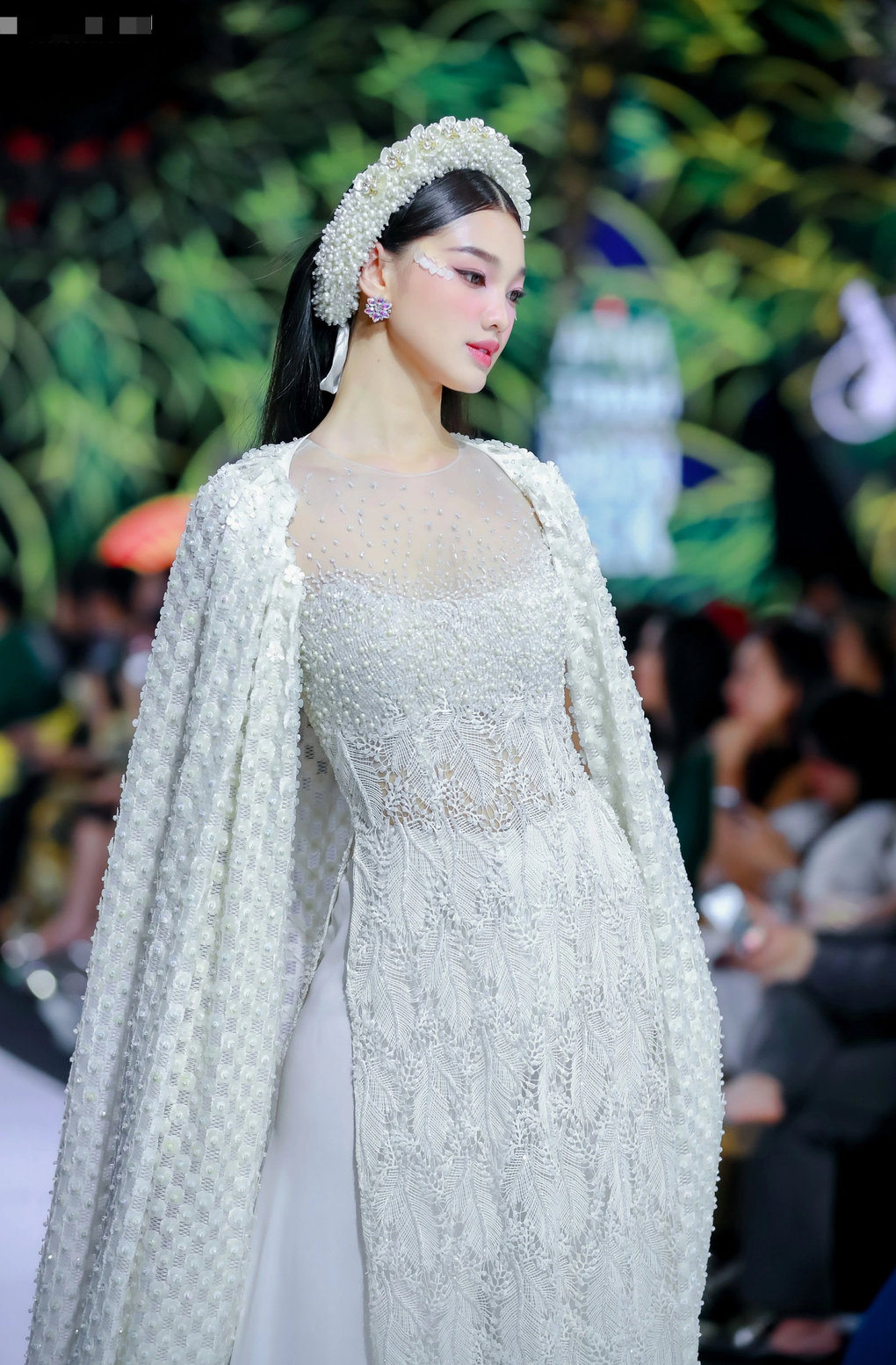 Búp bê sống Bé Quyên: Ngày càng gợi cảm, phủ sóng sàn diễn thời trang - 6 Búp bê sống Bé Quyên: Ngày càng gợi cảm, phủ sóng sàn diễn thời trang - 6