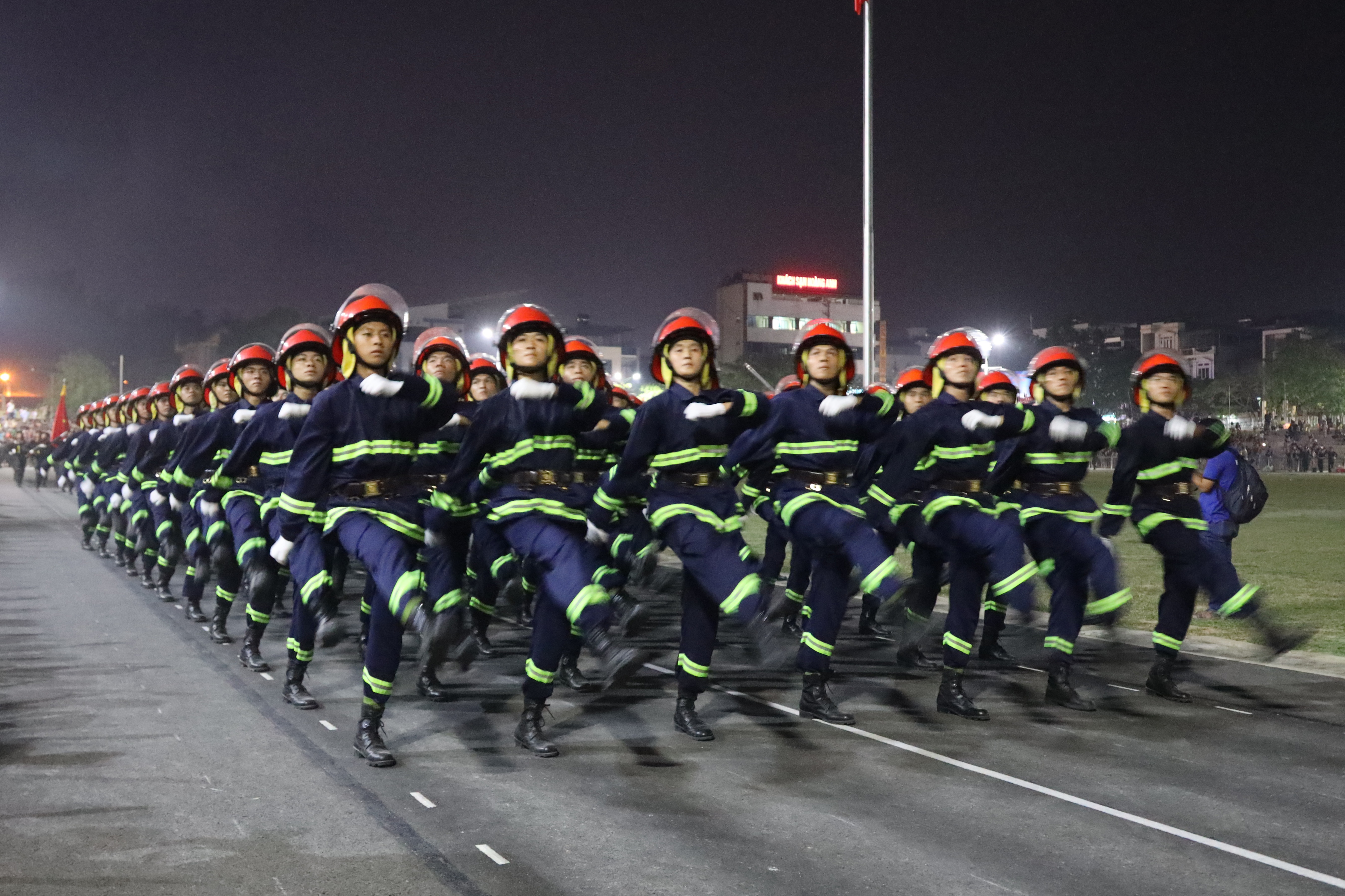 View - Người dân Điện Biên "tiếp lửa" các chiến sĩ tập luyện diễu binh giữa đêm | Báo Dân trí