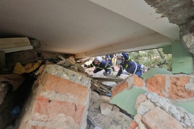 Thi thể bé trai Myanmar được đoàn cứu hộ Việt Nam đưa ra khỏi đống đổ nát