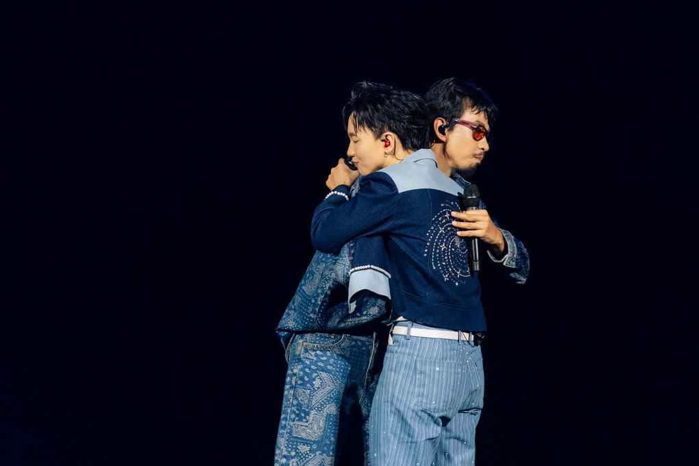 Hoàng Dũng lần đầu kết hợp cùng Đen, tương tác gây sốt tại concert - 3 Hoàng Dũng lần đầu kết hợp cùng Đen, tương tác gây sốt tại concert - 3