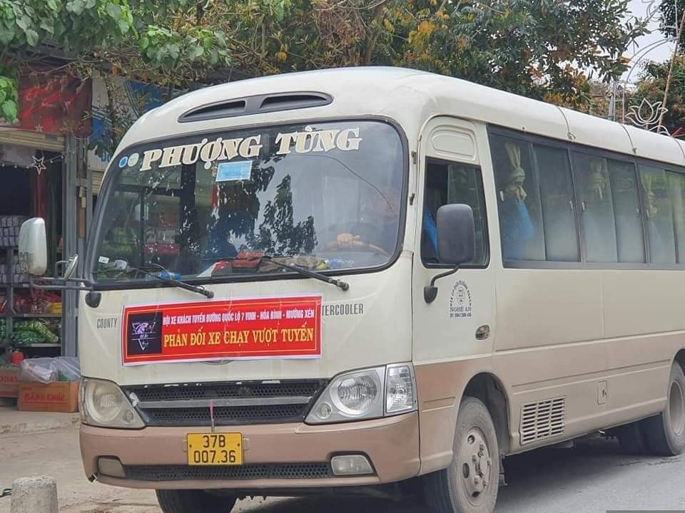 Hàng loạt xe khách dừng chạy phản đối xe dù cướp khách - 2 Hàng loạt xe khách dừng chạy phản đối xe dù cướp khách - 2