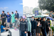 Hàng nghìn người xếp hàng "săn" tour du lịch giá rẻ tại Hà Nội