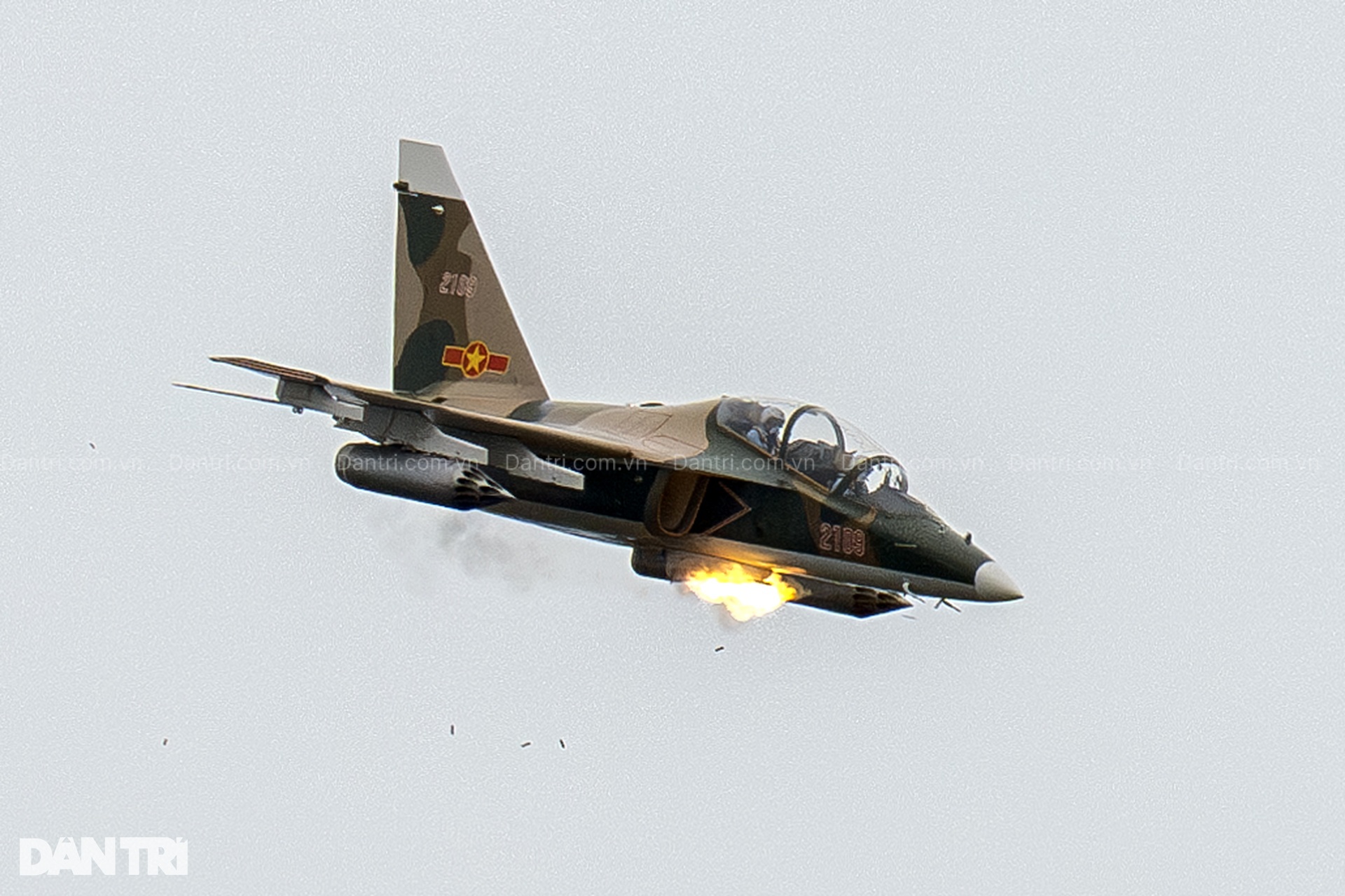 Tiêm kích Su-27, Yak-130, trực thăng khạc lửa tiêu diệt mục tiêu diễn tập - 15 Tiêm kích Su-27, Yak-130, trực thăng khạc lửa tiêu diệt mục tiêu diễn tập - 15