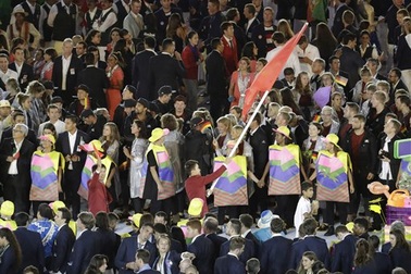 Quốc kỳ Việt Nam tung bay tại lễ khai mạc Olympic 2016