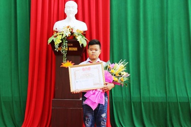 Tặng bằng khen cho học sinh lớp 7 trả lại hơn 70 triệu đồng nhặt được