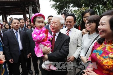 Tổng Bí thư đi dạo bên Hồ Gươm, chúc Tết bà con nhân dân