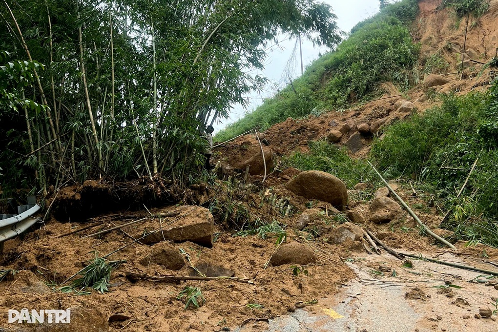 Giáo viên vùng cao đi bộ hàng chục km, băng qua sạt lở đến trường - 1 Giáo viên vùng cao đi bộ hàng chục km, băng qua sạt lở đến trường - 1