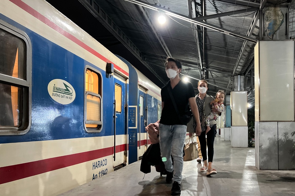 Khách trên chuyến tàu đêm giao thừa: Mượn tiền mua vé để về quê ăn Tết - 7