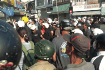 Hàng trăm người dân chen chân chờ giật cô hồn ở TPHCM