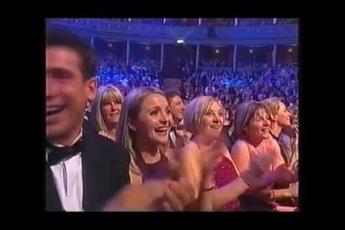 MC truyền hình Judy Finnigan gặp lỗi trang phục