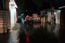 TP Vinh đón "mưa vàng" sau hơn 40 ngày nắng nóng gay gắt