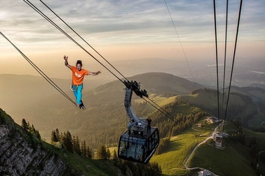 Người đàn ông thách thức tử thần khi đi thăng bằng trên cáp treo