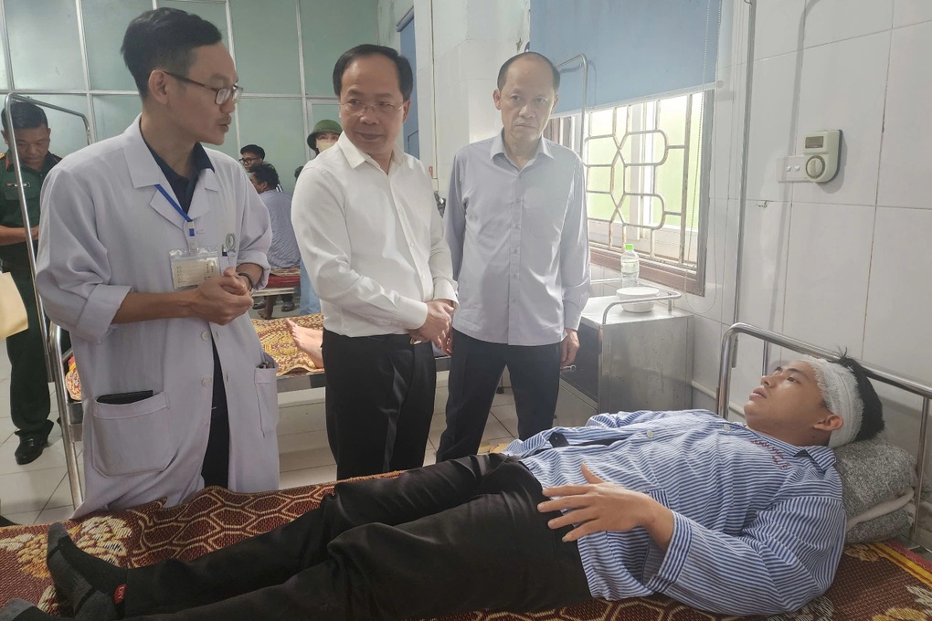 Vụ lật xe khách ở Hà Tĩnh: Kính xe vỡ vụn, nhiều người bị hất văng ra ngoài - 2 Vụ lật xe khách ở Hà Tĩnh: Kính xe vỡ vụn, nhiều người bị hất văng ra ngoài - 2