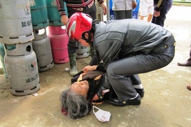 Cụ bà nguy kịch vì bị xe máy đâm