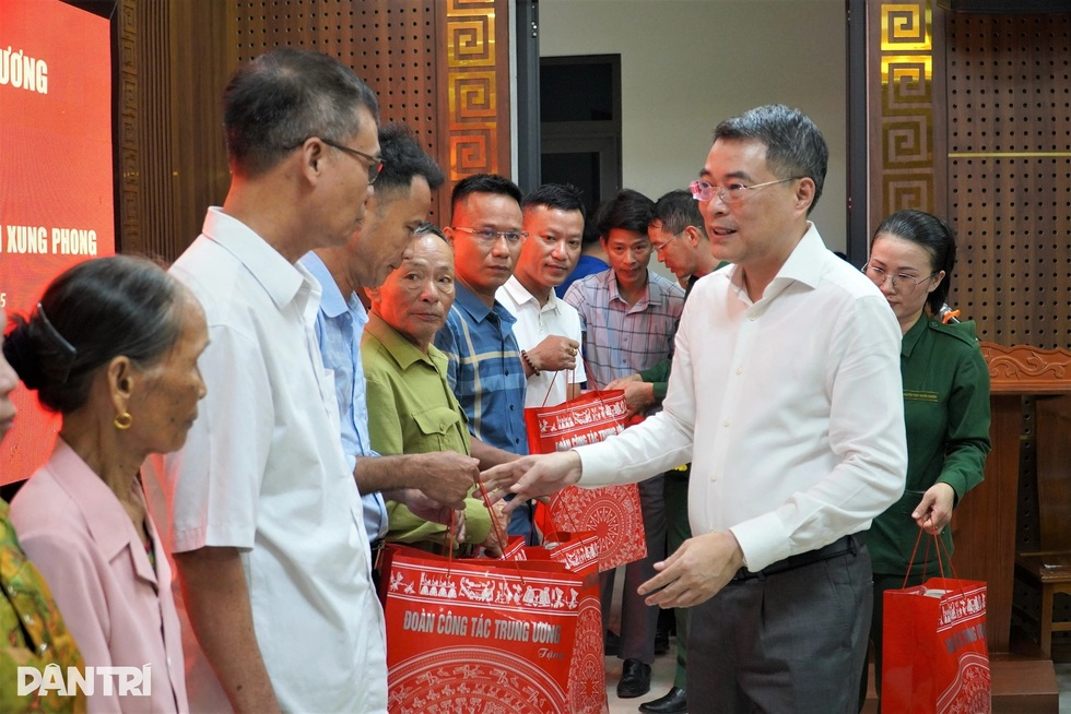 Trưởng ban Tổ chức Trung ương dâng hương tại nhiều địa chỉ đỏ dịp 27/7 - 7 Trưởng ban Tổ chức Trung ương dâng hương tại nhiều địa chỉ đỏ dịp 27/7 - 7