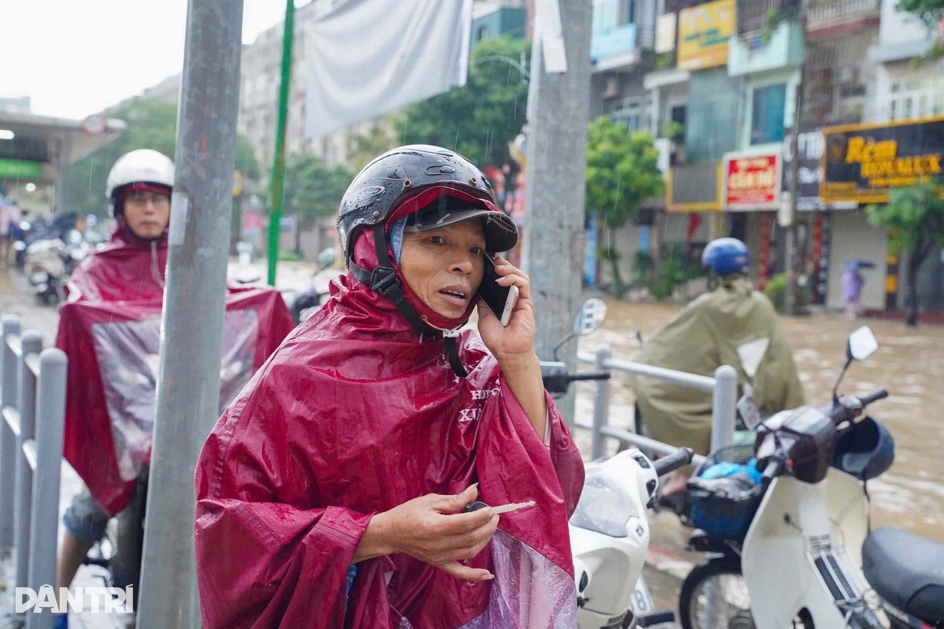 Hà Nội mưa lớn từ sáng sớm, phố phường ngập sâu, xe cộ chết máy hàng loạt - 19 Hà Nội mưa lớn từ sáng sớm, phố phường ngập sâu, xe cộ chết máy hàng loạt - 19