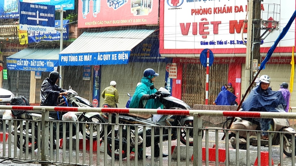 Mùng 1 Tết phố ngập như sông, nước lênh láng trong nhà - 6 Mùng 1 Tết phố ngập như sông, nước lênh láng trong nhà - 6