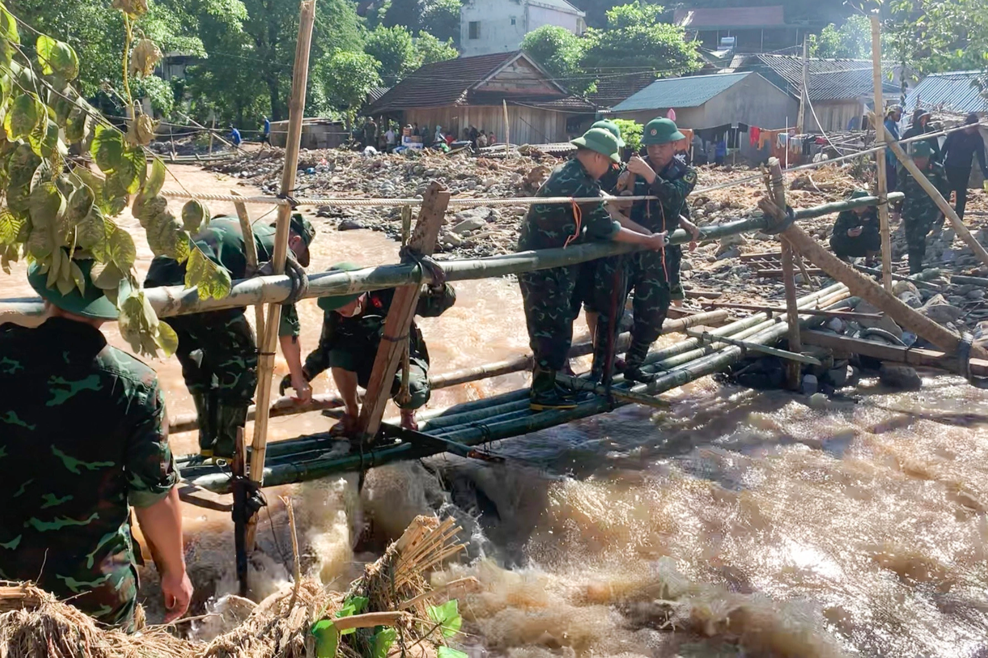 Những người lính đi trước, về sau nơi tâm lũ quét - 2 Những người lính đi trước, về sau nơi tâm lũ quét - 2