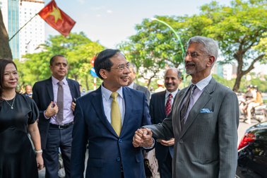 Bộ trưởng Bùi Thanh Sơn cùng Bộ trưởng Ngoại giao Ấn Độ thăm chùa Trấn Quốc