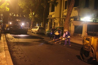 Hà Nội: Công nhân trắng đêm hối hả chuẩn bị cho Đại lễ