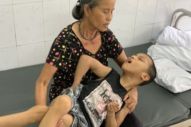 Cụ bà cơ cực xin ăn từng bữa cầm cự nuôi cháu bại não trong viện