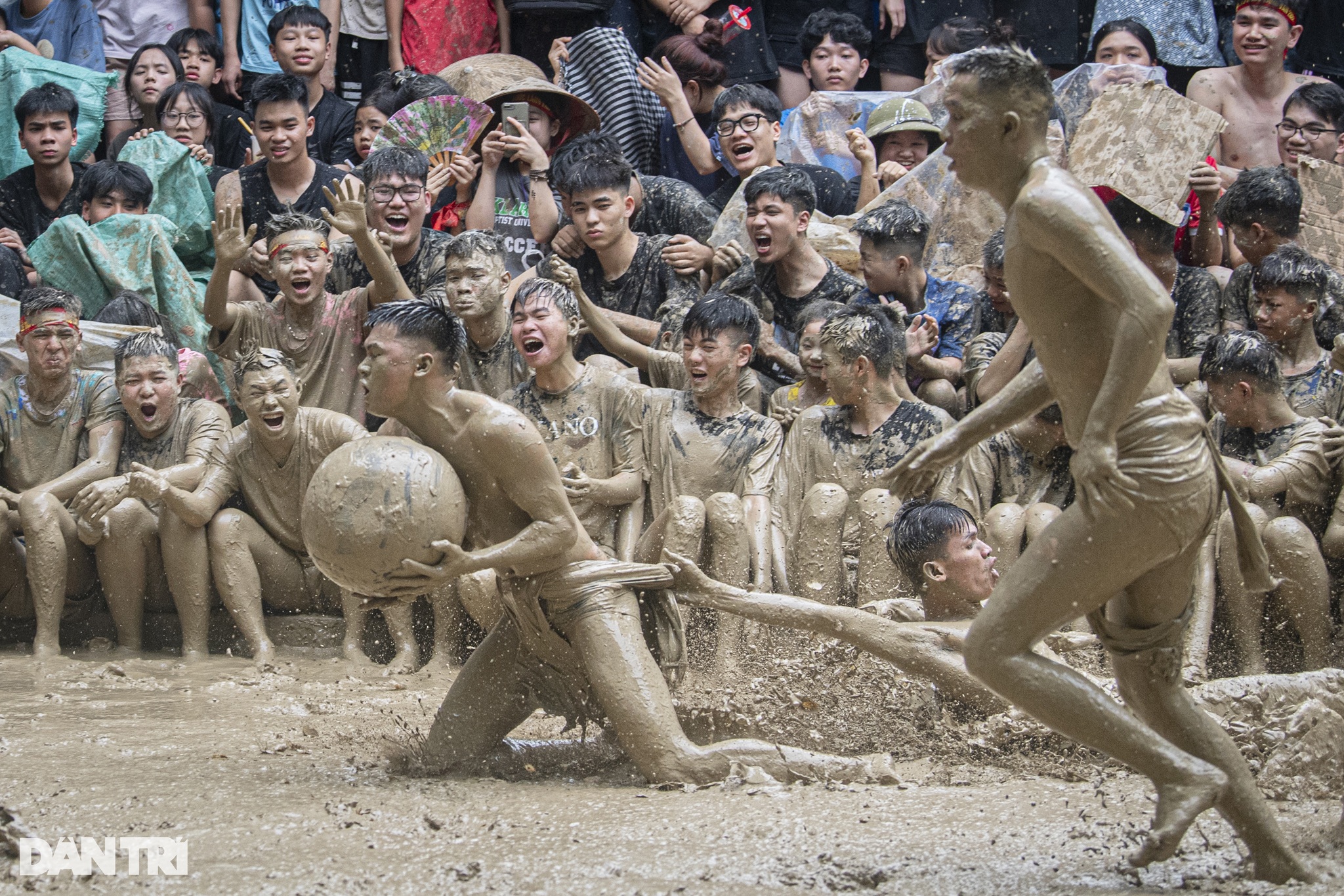 Hàng nghìn người lấm lem bùn đất hào hứng cổ vũ hội vật cầu ở Bắc Giang - 13