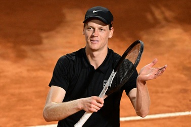 Sinner, Alcaraz tiến vào tứ kết Italian Open