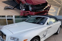 Tài xế nhầm chân ga, xe Mustang đâm rách hông Rolls-Royce mới coóng