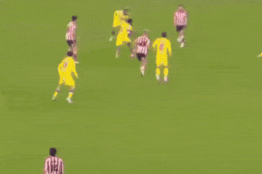 Sai lầm đáng xấu hổ, khiến đội nhà rơi điểm oan ức