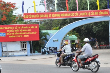 Dùng ca nô đưa cử tri đi bầu cử