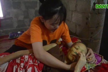 Thương cảnh người đàn khổ nhất xã thoi thóp bên bình o xy