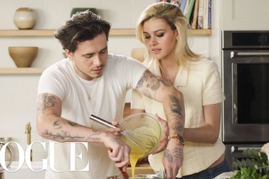 Brooklyn Beckham & Nicola Peltz nấu bữa tối Valentine