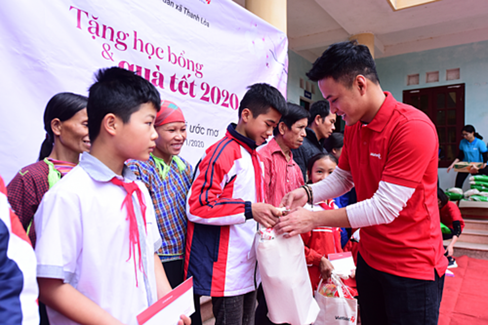 Ấm áp tình nghệ sĩ Việt dành cho người nghèo mùa Tết - 13 Ấm áp tình nghệ sĩ Việt dành cho người nghèo mùa Tết - 13