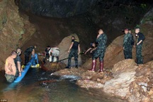 Hai bác sỹ Thái Lan tình nguyện ở trong hang cho đến khi đội bóng thoát ra ngoài