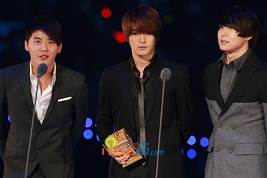 Công ty SM Entertainment đệ đơn kiện ba thành viên của TVXQ