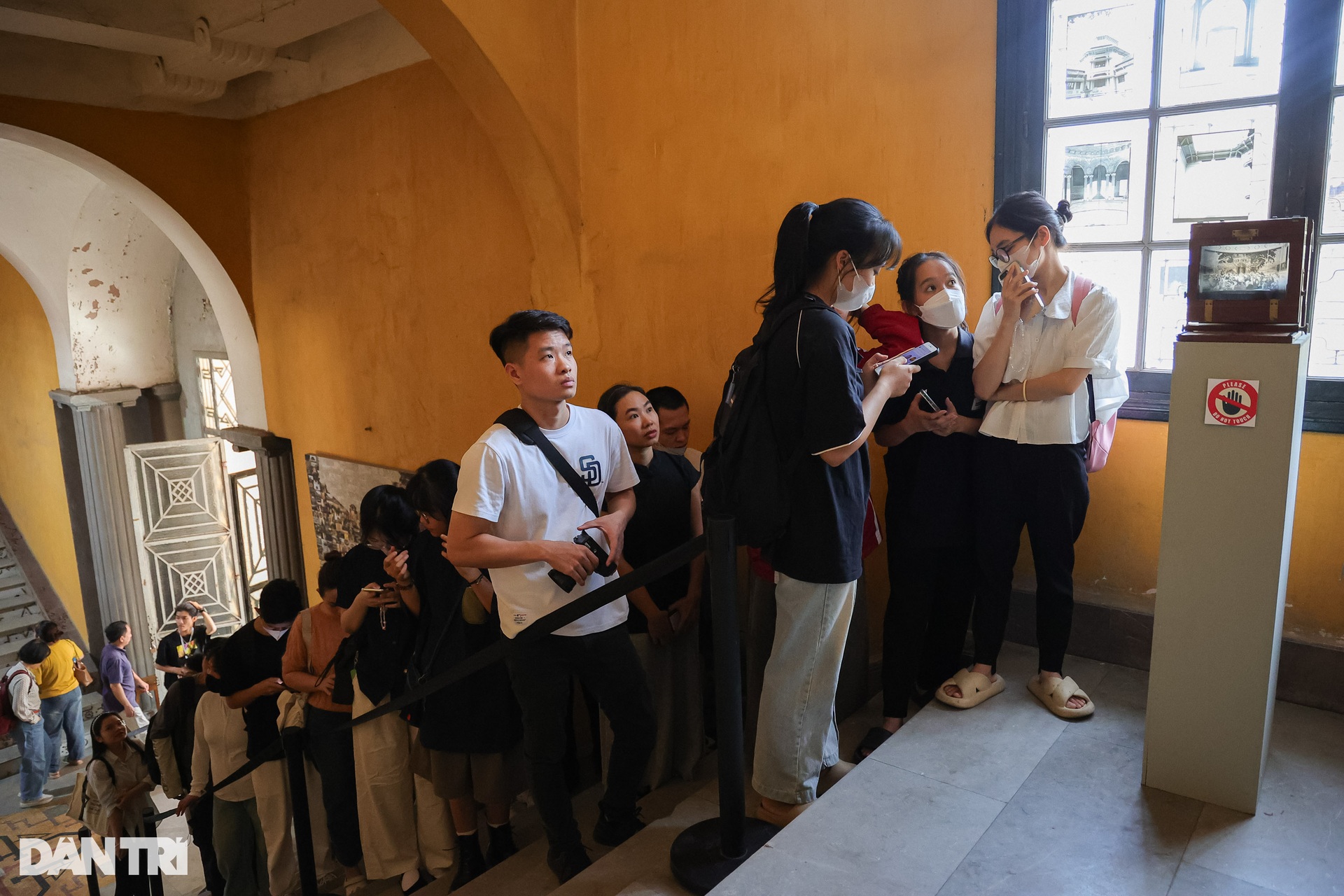 Giới trẻ chụp ảnh, check-in với tòa nhà Pháp cổ đẹp như châu Âu ở Hà Nội - 5 Giới trẻ chụp ảnh, check-in với tòa nhà Pháp cổ đẹp như châu Âu ở Hà Nội - 5