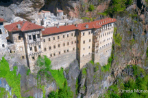 Tu viện cổ "treo lơ lửng" trên vách đá cao 1200 m